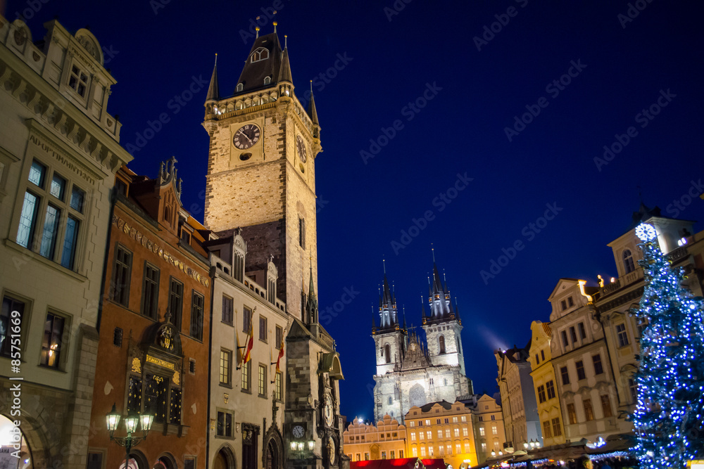 Fototapeta premium Rathaus und Teynkirche in Prag