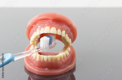 Dental Hygiene und Sauberkeit Konzept mit einer Zahnbürste die die Zähne reinigt und platz für copyspace.