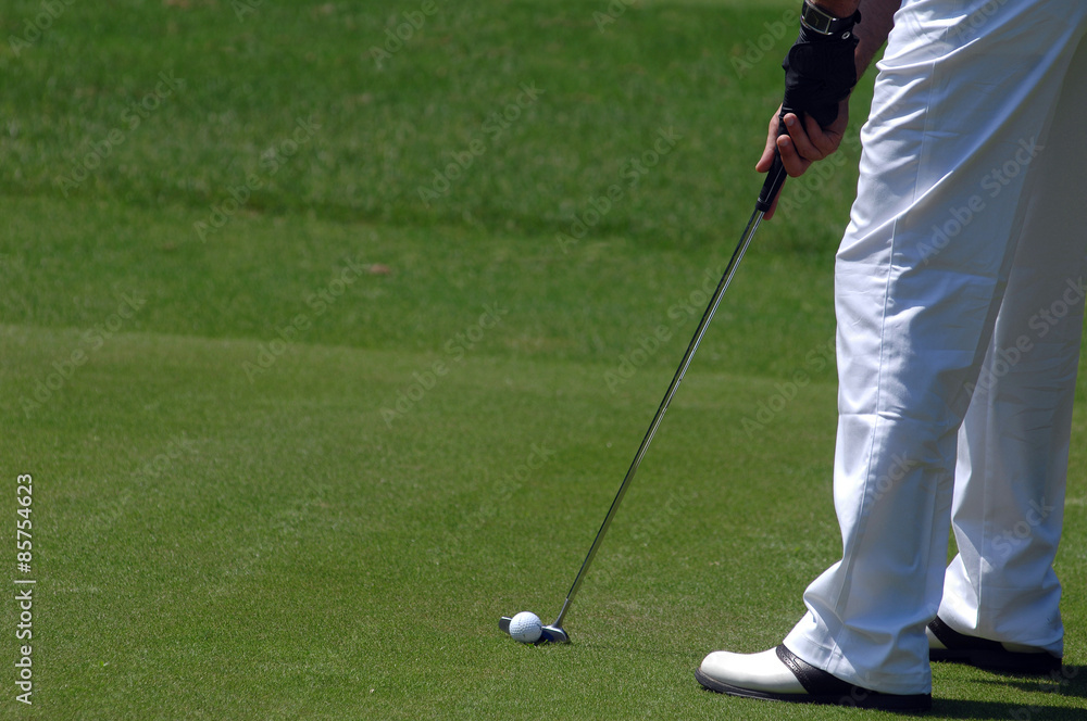 Obraz premium Golf ball behind driver at driving range