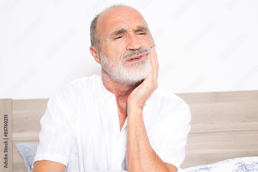 Fototapeta premium Älterer Mann leidet unter Zahnschmerzen