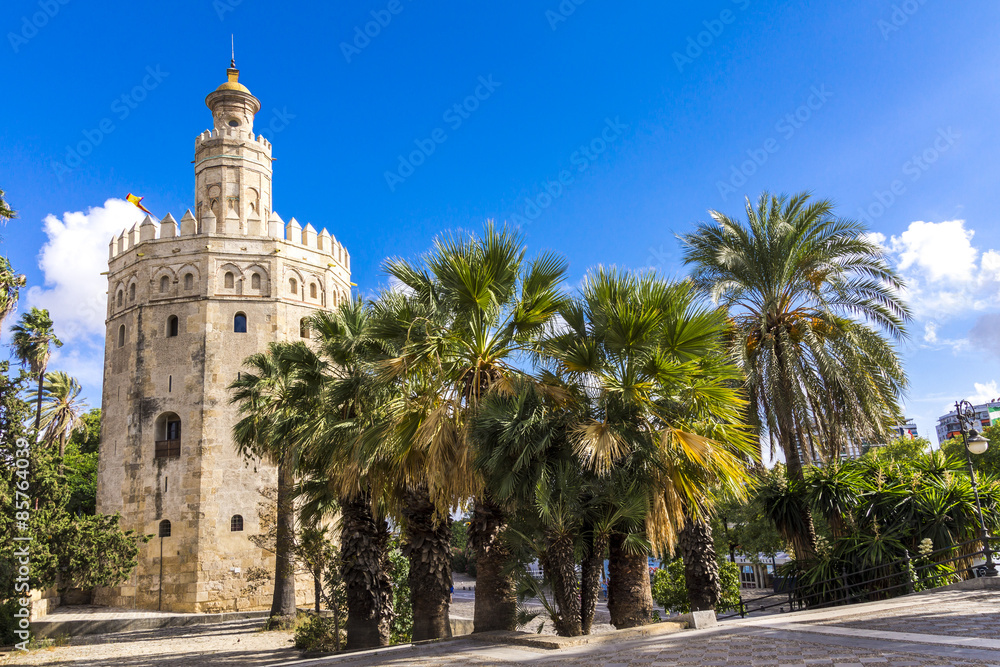 Torre del Oro in Sevilla inmitten von Palmen