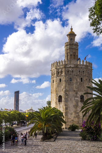 Sevilla Andalusien - Torre del Oro am Guadalquivir