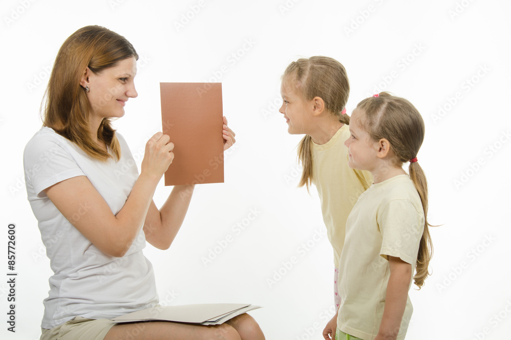 Mom teaches children to distinguish colors