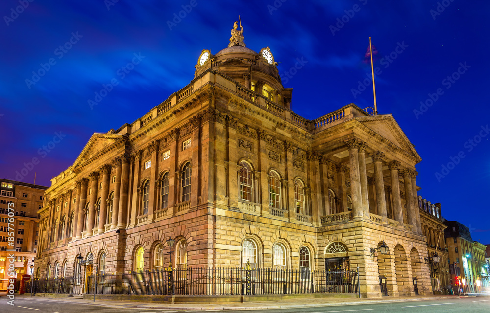Obraz premium Liverpool Town Hall in the evening - England