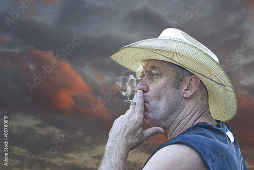 Canvastavla Cowboy Smoking at Sunset