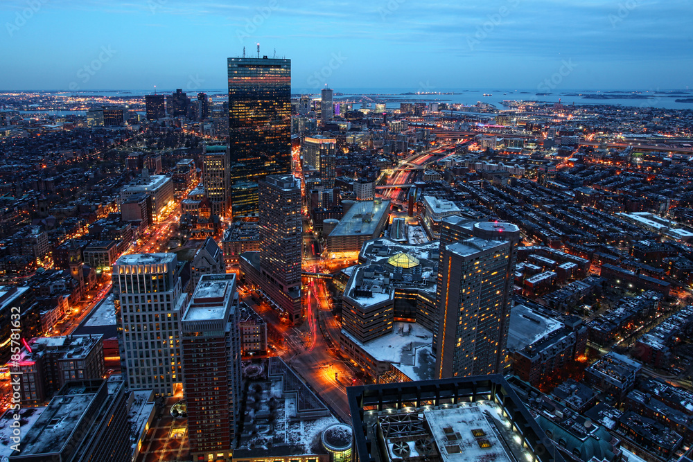 Naklejka premium Lotniczy noc widok Boston centrum miasta, Massachusetts