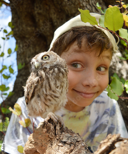 Kind mit eule
