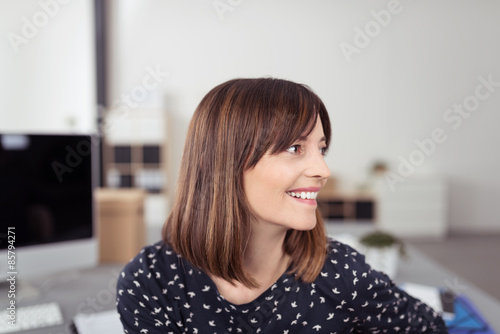 Free Download mitarbeiterin im büro schaut lächelnd zur seite - GFXLoad