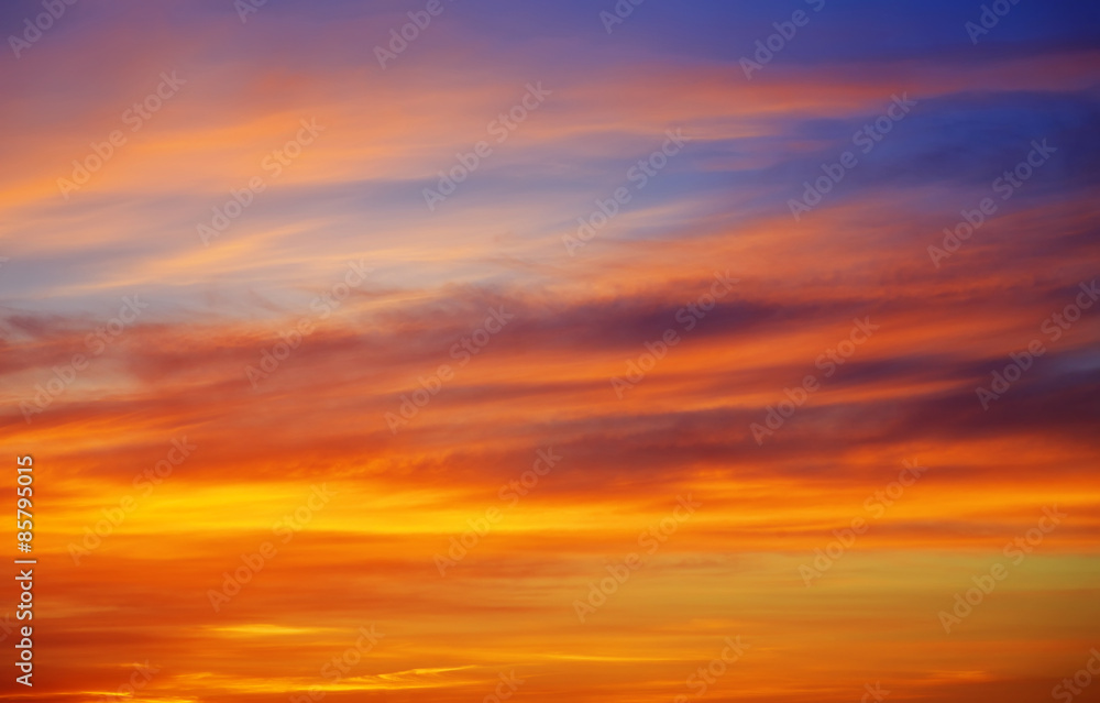 Obraz premium Ognisty pomarańczowy zachód słońca niebo. Piękne niebo.