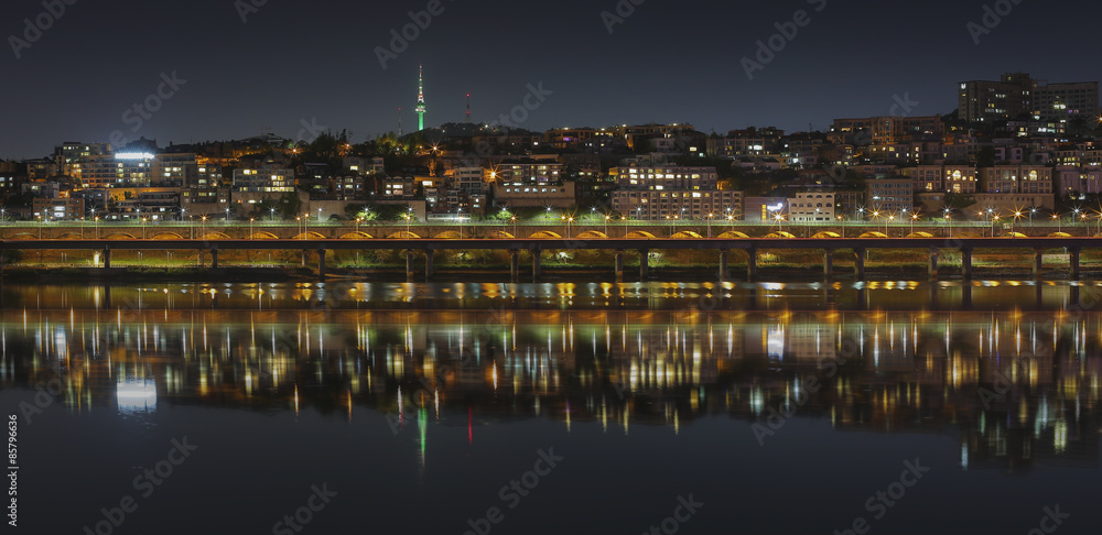 Fototapeta premium Han River and Bridge in Seoul, South Korea.