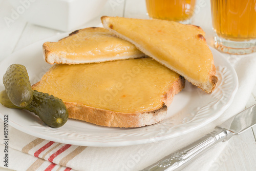 Foto Welsh Rarebit or Welsh Rabbit a toasted sandwich made with a cheese beer and mus