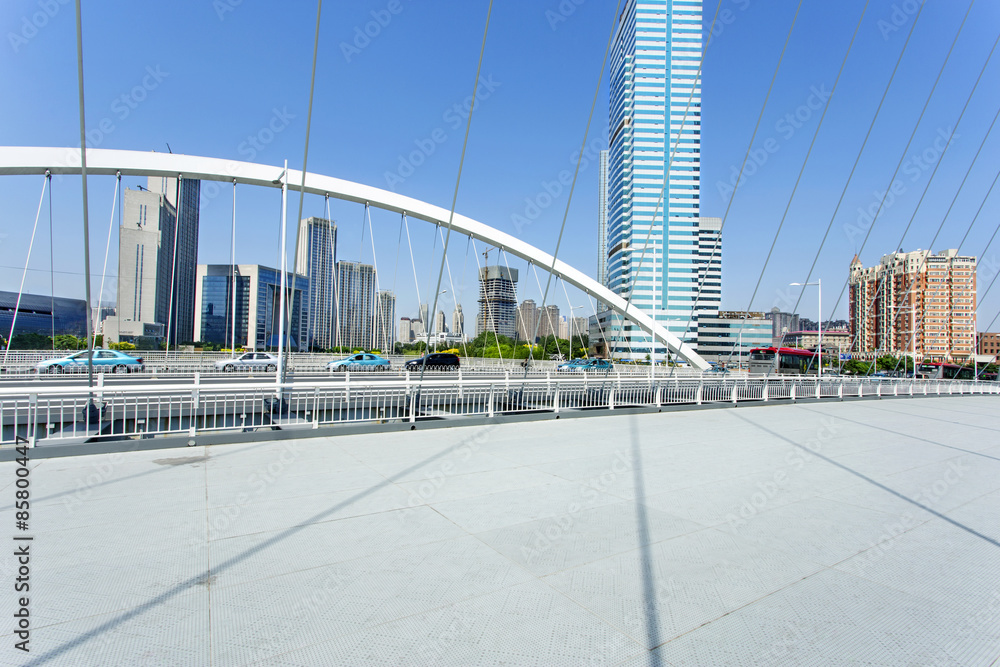 Obraz premium Modern city skyline with empty road floor