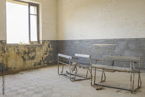 scuola abbandonata per il terremoto photo