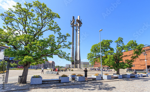 Gdańsk - Pomnik stoczniowców zabitych w grudniu 1970 roku przez komunistyczne władze Polski, odsłonięty 16.12.1980 roku w dziesiątą rocznicę tych wydarzeń przed bramą stoczni.