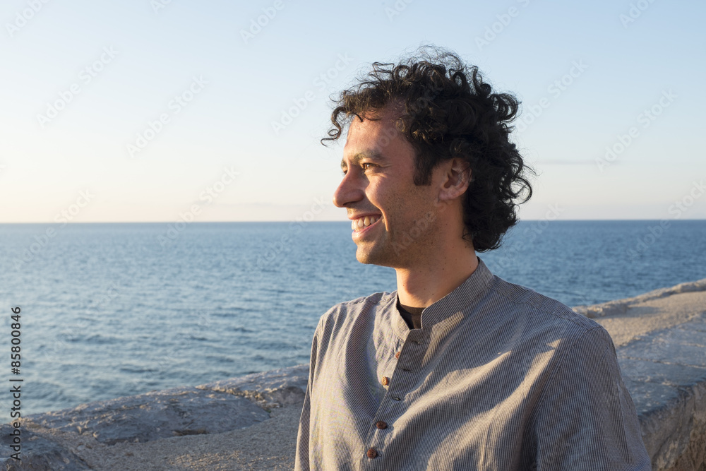 ragazzo sorridente al mare ragazzo sorridente al mare