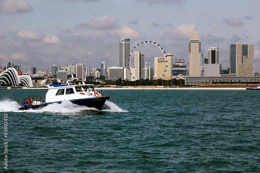 Obraz premium Passenger boat on the roads of Singapore