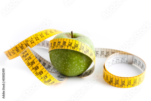 Wallpaper Mural Manzana con cinta sobre fondo blanco (salud y concepto de dieta) Torontodigital.ca