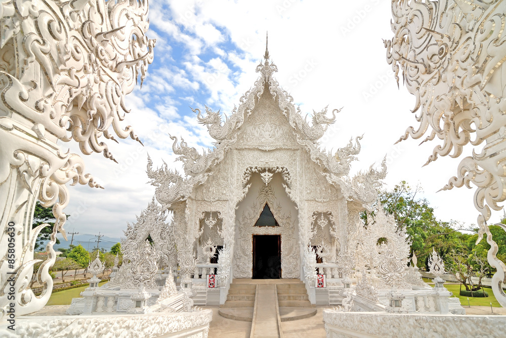 Naklejka premium Beautiful architecture white temple in Chiangrai Thailand