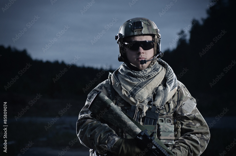 Naklejka premium Man with rifle standing in battlefield