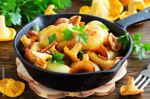 Fried potatoes with chanterelle mushrooms.