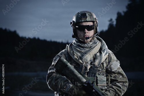 Man with rifle standing in battlefield © bptu