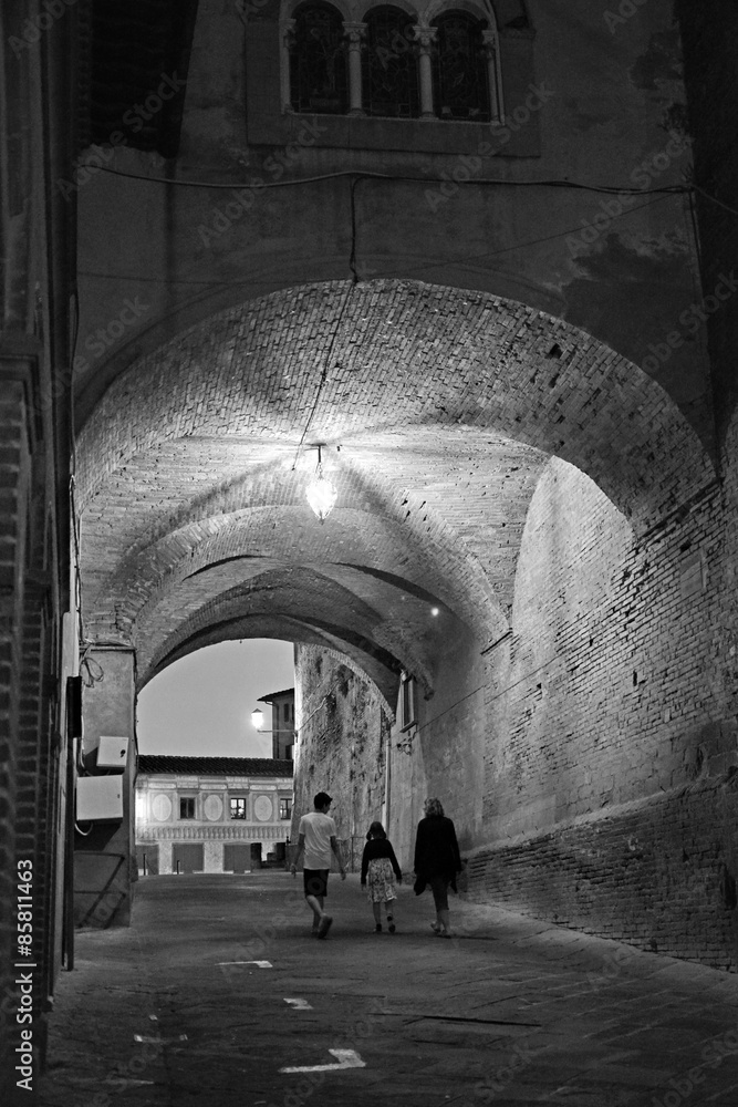San Miniato, Pisa, Italia. vista notturna in bianco e nero