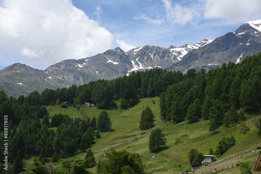 Fototapeta premium paese di montagna monti baite case di montagna cime 