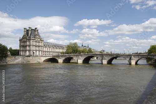 Pont du Louvre sur la Seine à Paris