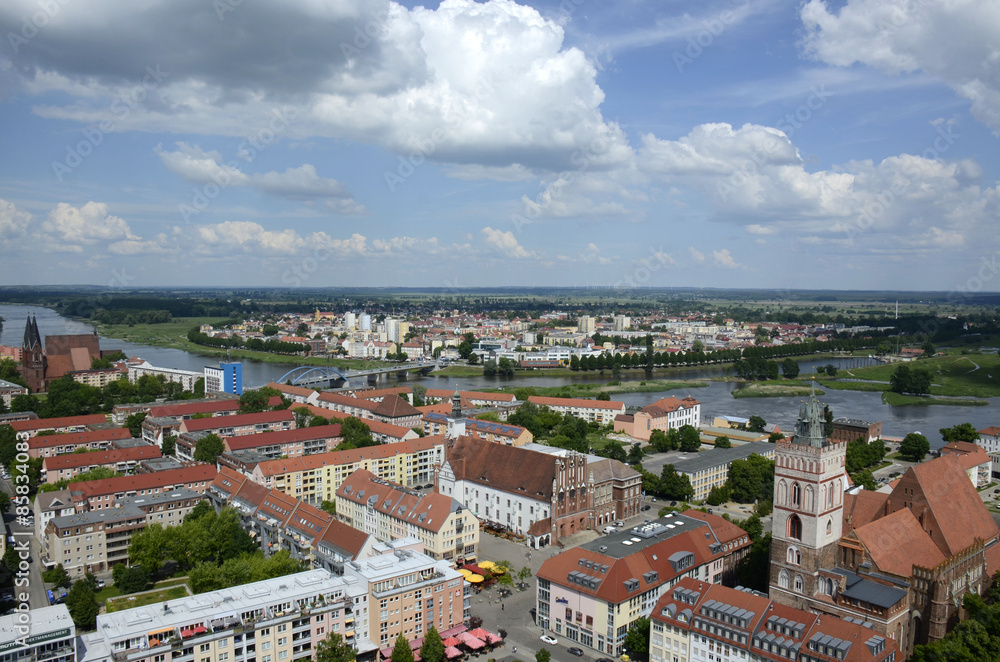 Obraz premium Frankfurt (Oder) und Slubice (Polen) mit der Oder