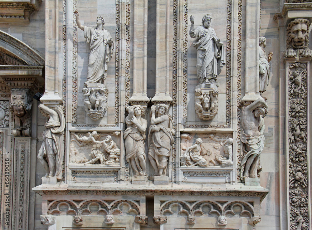 talamoni, evangelisti e scene della Bibbia; facciata del Duomo di Milano