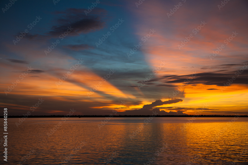 アマゾン川の落日