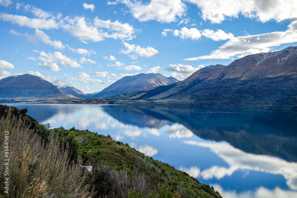 Naklejka premium Lake Wakatipu mirroring the sky