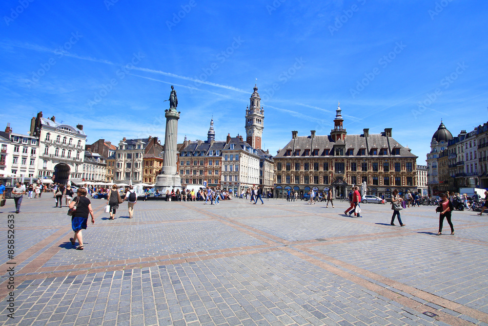 Lille (France) - Grand place avec  Vieille bourse, beffroi CCI et Colonne de la Déesse