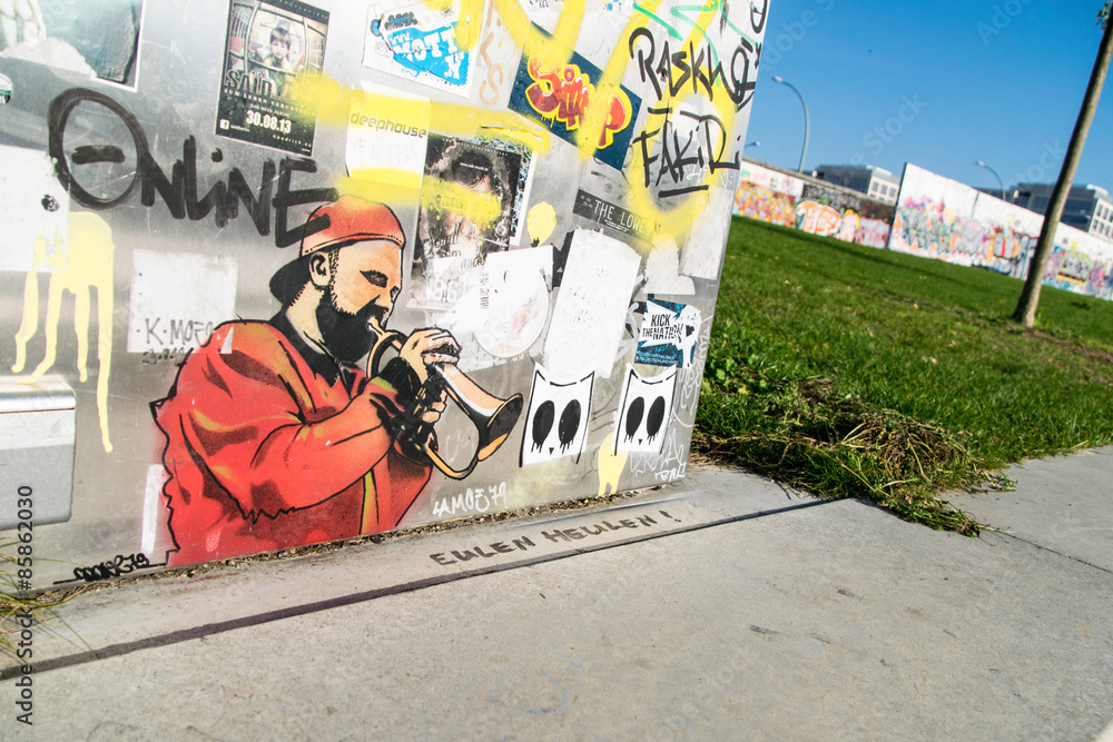 Le joueur de trompette du mur de Berlin