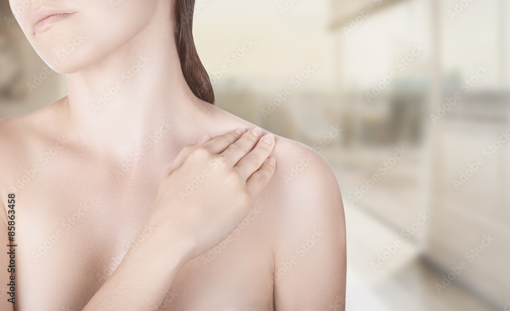 Fototapeta premium Donna con mano sulla spalla scapola