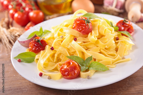 tagliatelle with tomato and basil