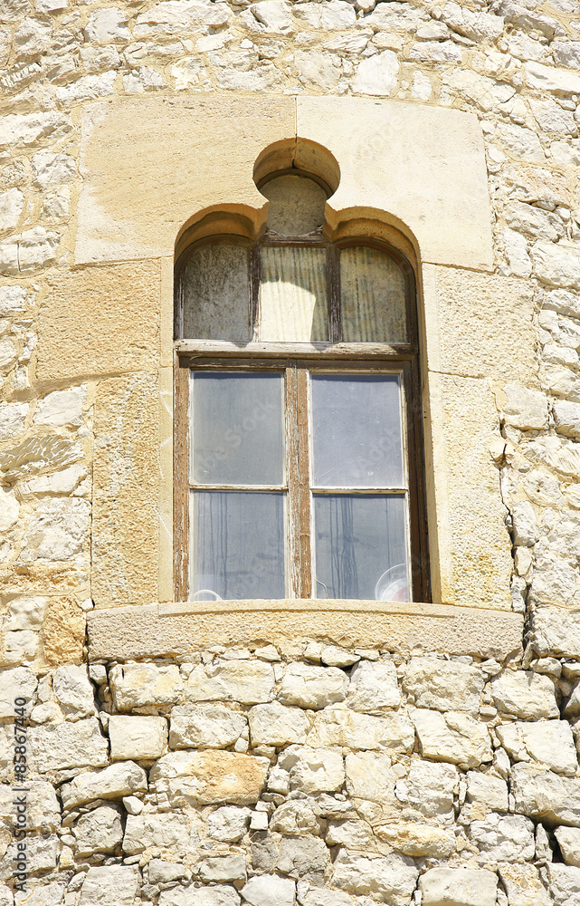 Fototapeta premium Ventana del torreón de Gaudi en El Garraf, Barcelona 