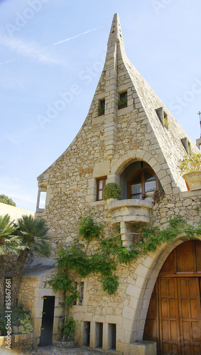 Capilla en el conjunto arquitectónico de Gaudi, El Garraf, Barcelona #85867661