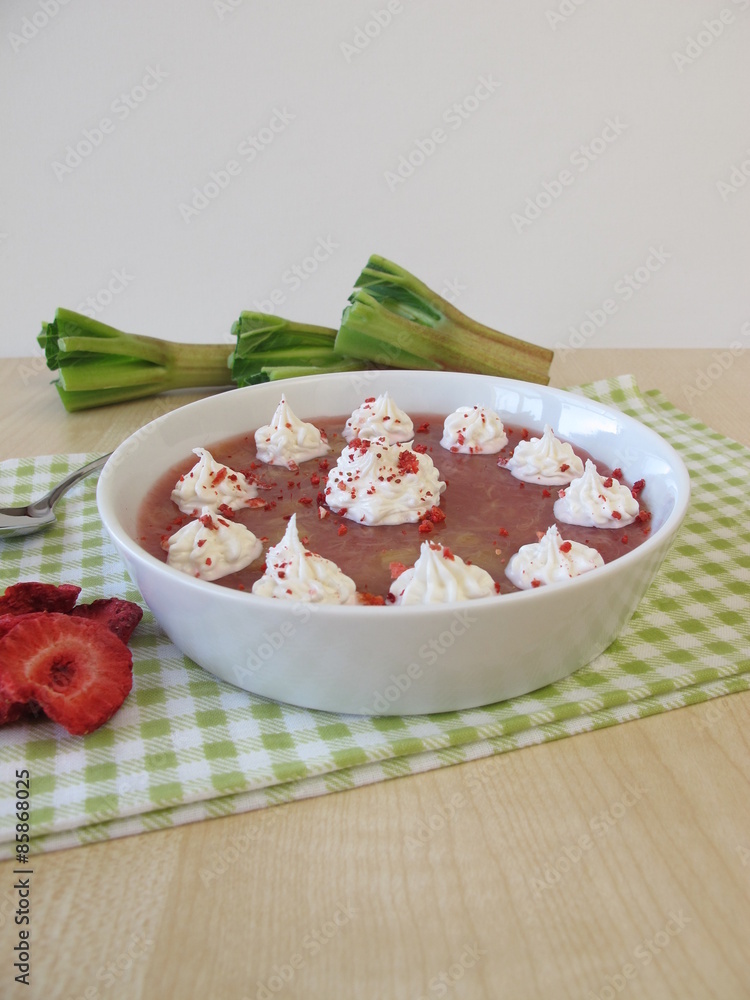 Rhabarber-Erdbeer-Dessert mit Sahnehäubchen