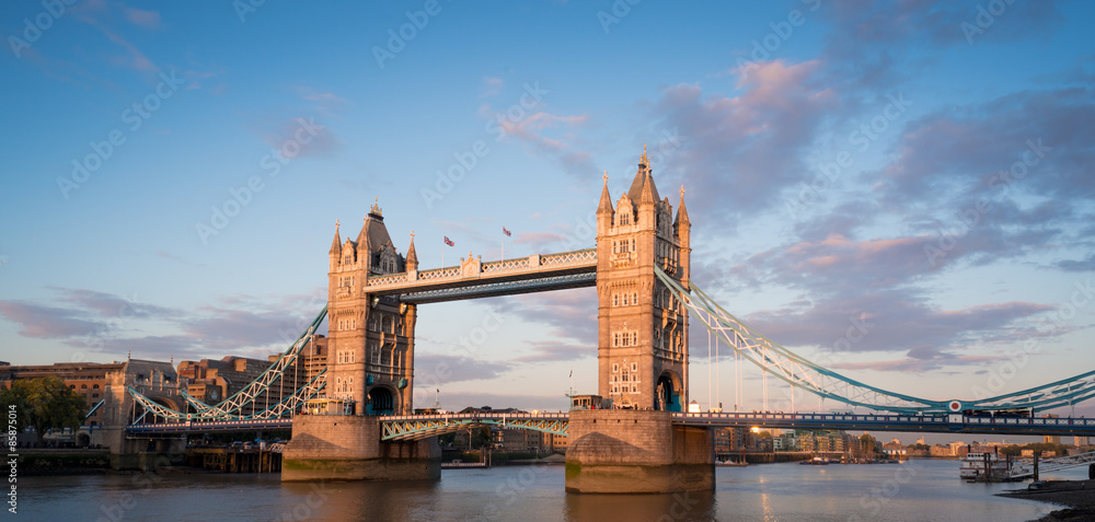 Naklejka premium Tower Bridge in the thames at sunset
