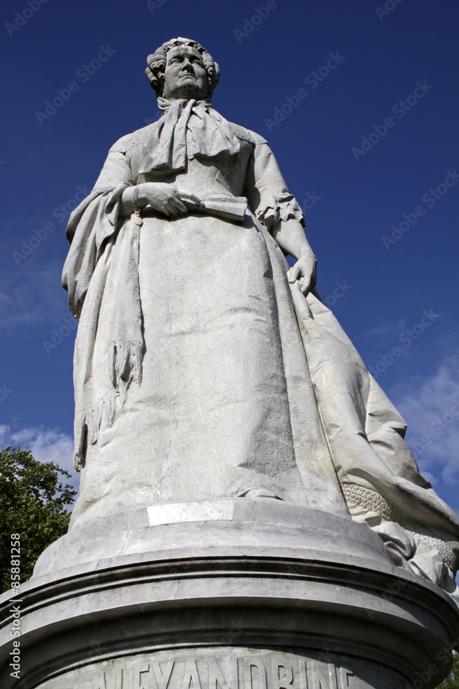 Naklejka premium Standbild Großherzogin Alexandrine im Schweriner Schlossgarten