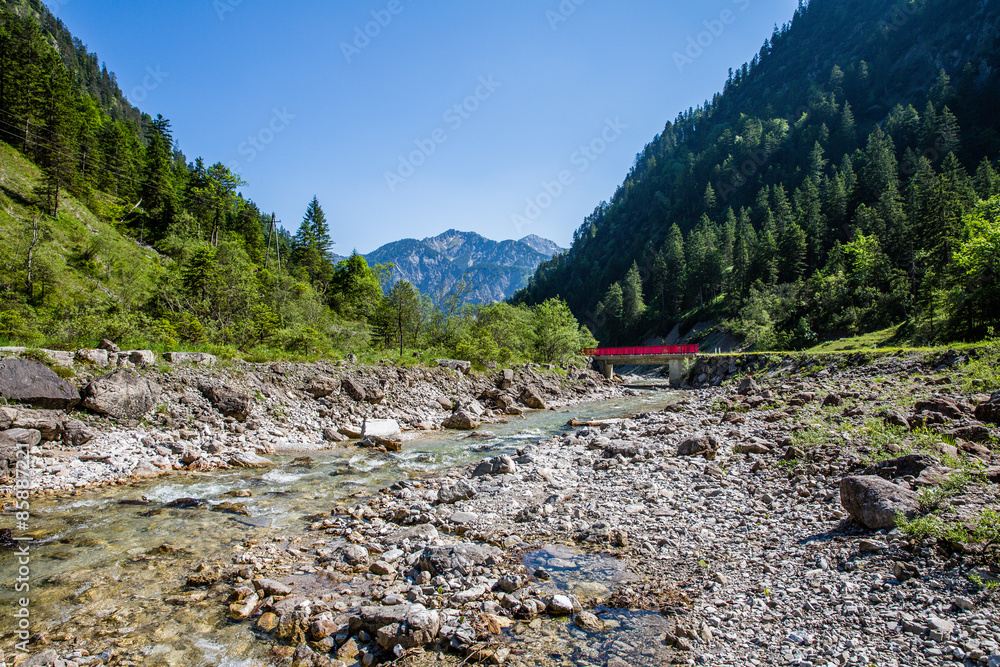 Fluss in den Tiroler Alpen