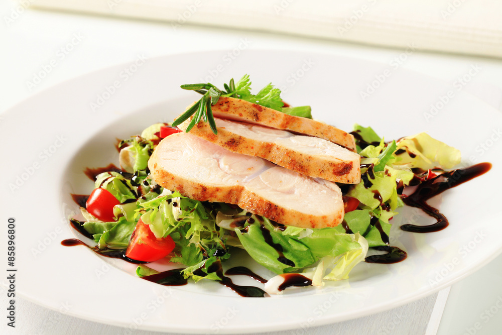 Chicken breast with green salad