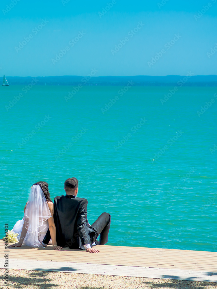 Brautpaar an Seeufer