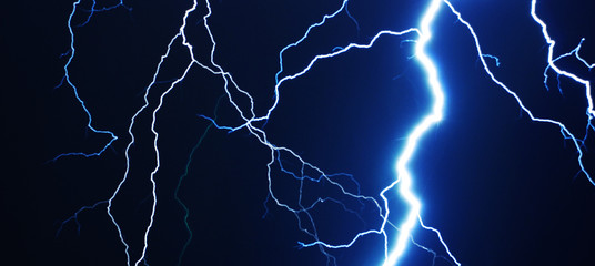 Keuken achterwand Onweer Blikseminslag in donkere nachtlucht  © Julia Albul
