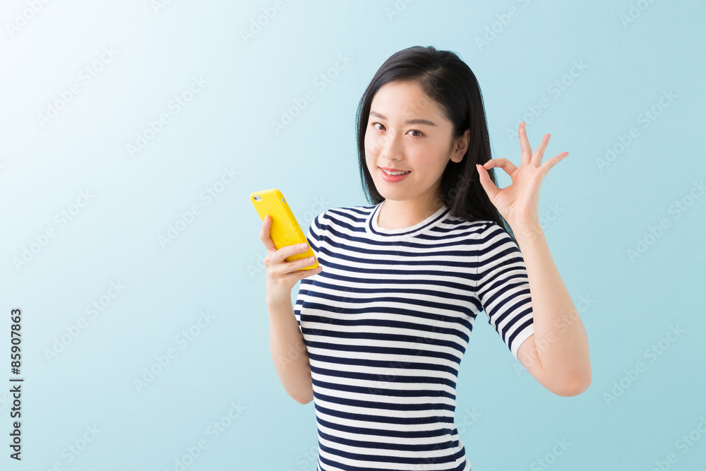 スマートフォンを見る女性 スマートフォンを見る女性