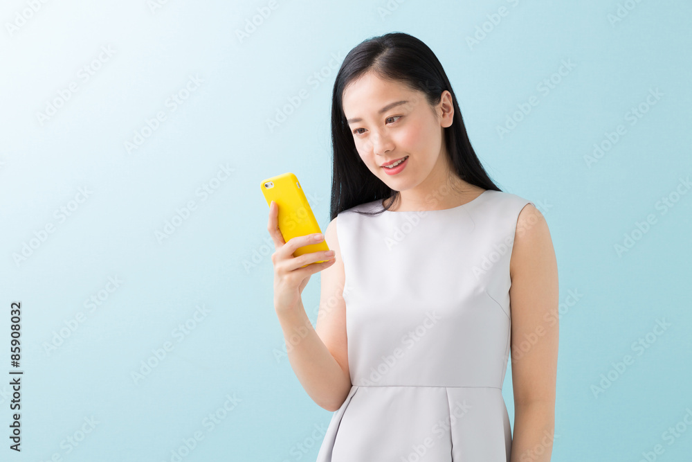 スマートフォンを見る女性 スマートフォンを見る女性