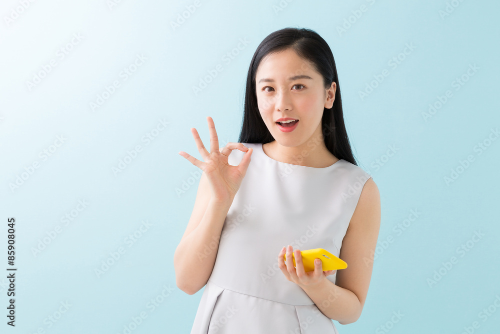 スマートフォンを見る女性