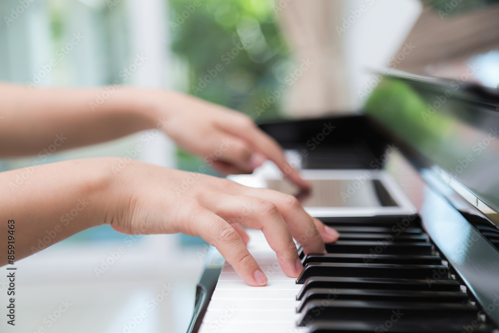 Obraz premium Woman hand use tablet and playing piano music