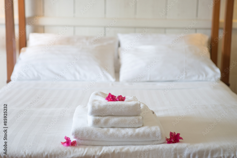 Frische Handtücher im Hotel, geschmückt mit Blüten Frische Handtücher im Hotel, geschmückt mit Blüten